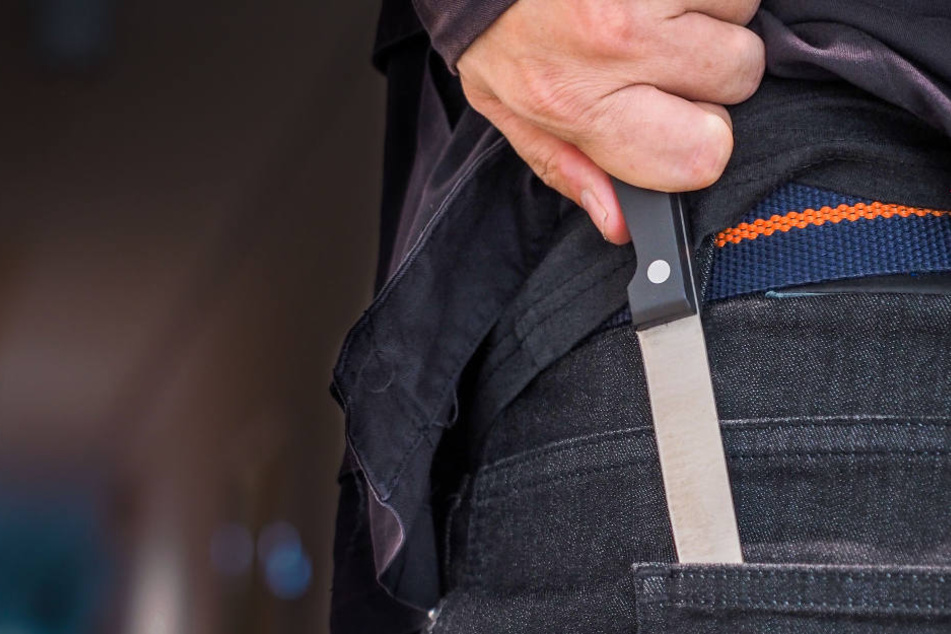 Im schlaf habe der Ehemann seiner Frau ein Messer in den Oberkörper gestoßen. (Symbolbild)