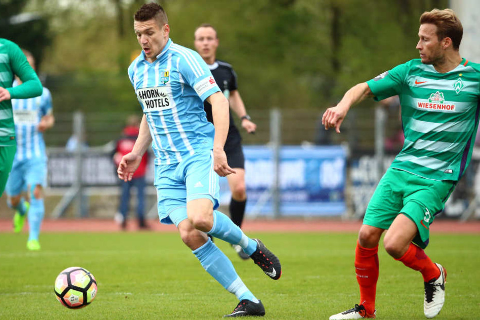 Daniel Frahn (CFC) kämpft mit Marc Pfitzner (Bremen) um den Ball.