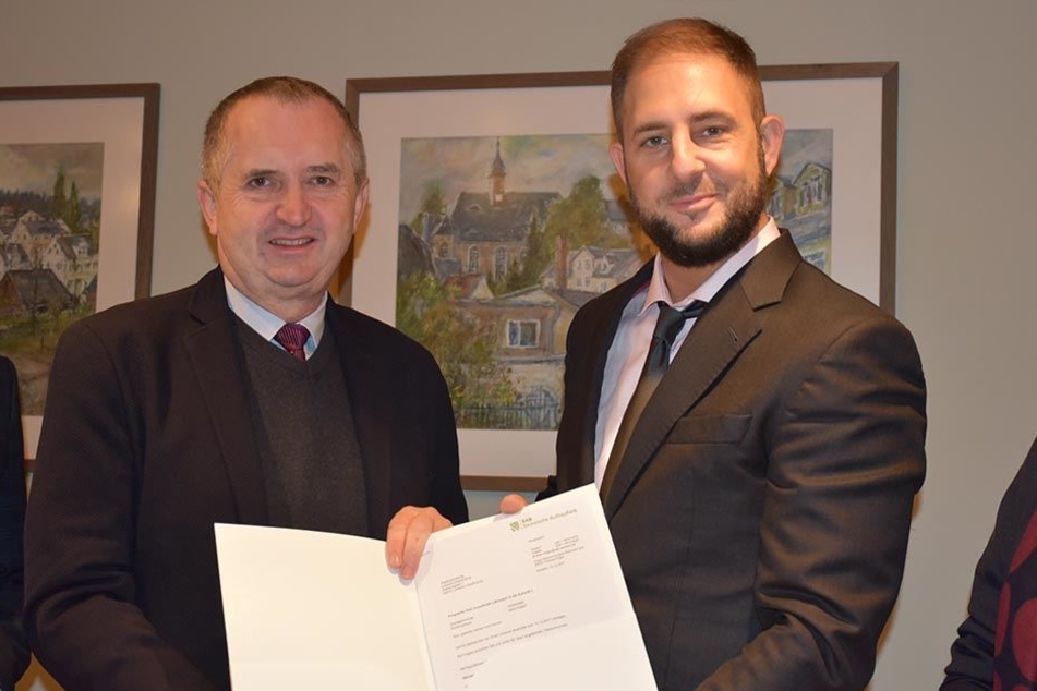 Der Mann mit dem Geld. Staatsminister Thomas Schmidt (56, links) überreicht LO-Oberbürgermeister Jesko Vogel (43, Freie Wähler) den Fördermittelbescheid für den Bauhof über 1,2 Millionen Euro.