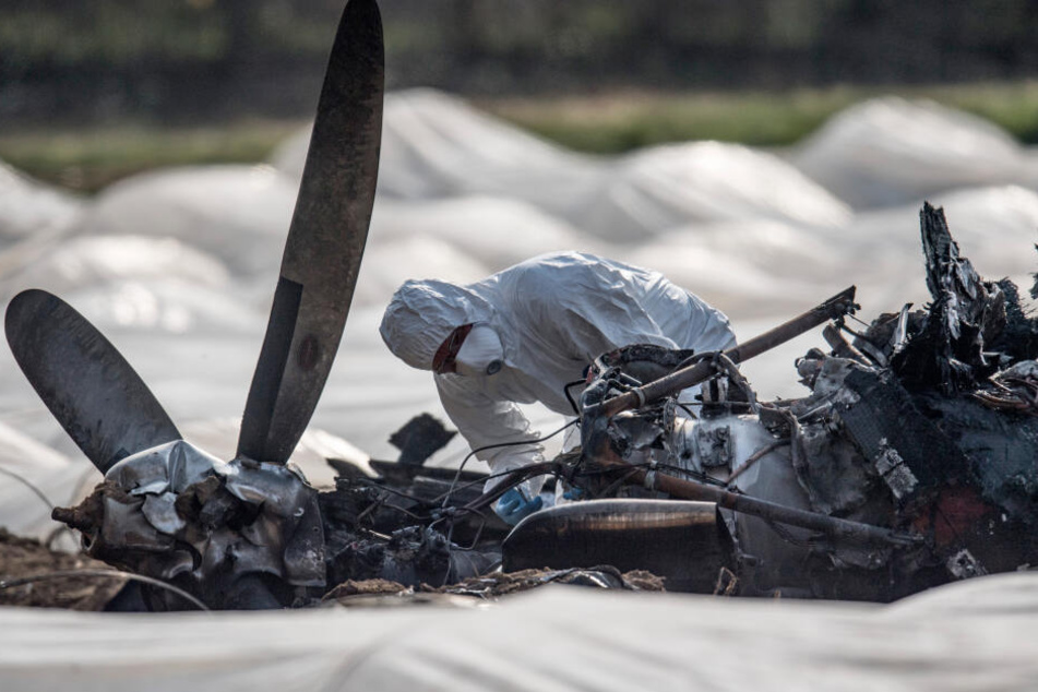 Die Maschine ging nach dem Absturz sofort in Flammen auf.