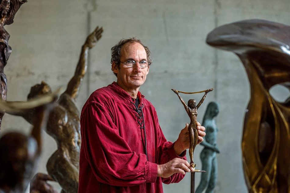 Bildhauer Thomas Reichstein (57) mit einer seiner Grazien im handlichen Format. Die "Mondmondfrau" kostet 540 Euro.