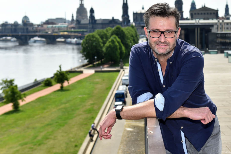 Rodney Aust (45) zeigt eine der neuen Veranstaltungsflächen am Elbufer
zwischen Maritim-Hotel und Marienbrücke.