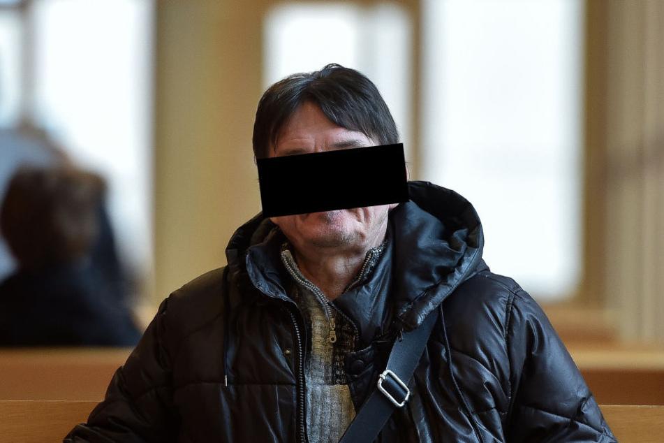 Michael K. (56) ging mit zwei Messern auf seinen Halbbruder los.