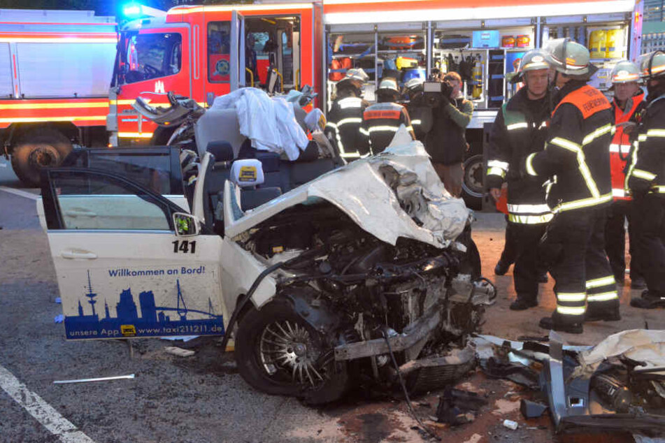 Der Taxidieb raste in ein anderes Taxi, in dem mindestens eine Person ums Leben kam.