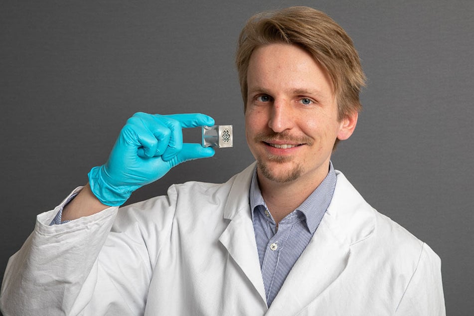 Winzig klein und doch so leistungsstark: Der Ionenstrahlantrieb, den Daniel Bock (31) und seine Mitstreiter vom Dresdner Start-up "Morpheus Space" entwickelt haben, hilft dabei, Weltraumschrott zu vermeiden.