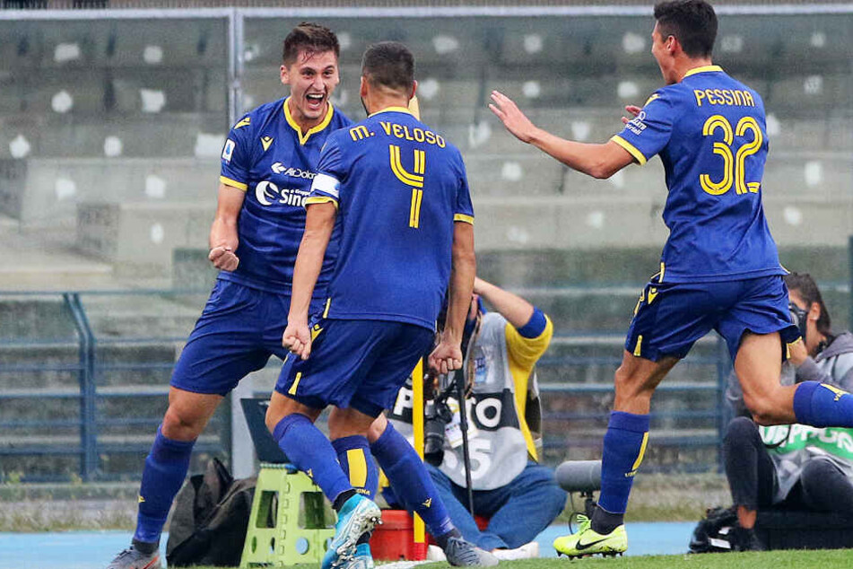 Marash Kumbulla (l.) feierte am 5. Oktober beim 2:0-Sieg gegen Sampdoria Genua seine Torpremiere für Hellas Verona. Hier wird jubelt er mit Vorlagengeber Miguel Veloso (M.).
