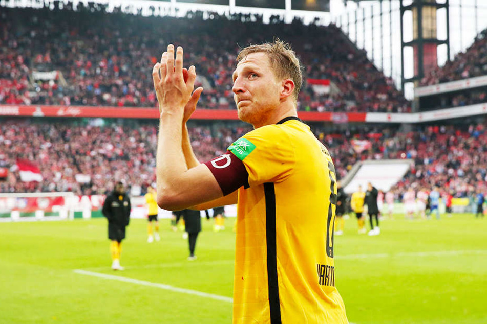 Der weinende Dynamo-Kapitän Marco Hartmann bedankte sich bei den Fans für den aufmunternden Applaus.
