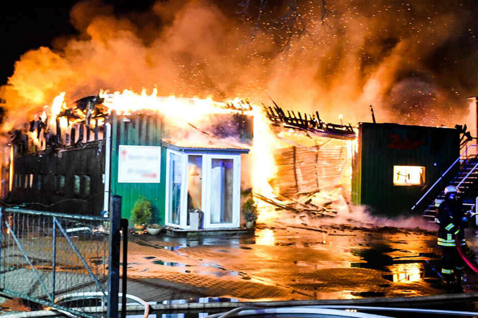 Feuerwehrleute löschen einen Brand auf dem Gelände einer Schlosserei.