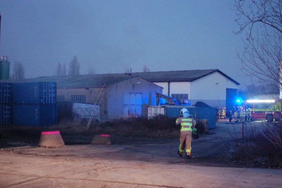 Gegen 16.50 Uhr machten sich die Kameraden auf die Suche nach dem vermeintlichen Brandherd und wurden auf diesem Grundstück in Grimma fündig.
