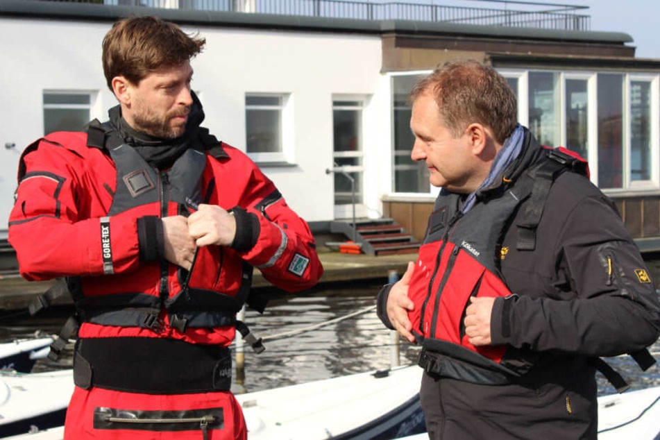 Westen sind bei der Fahrt Pflicht: Tobias Weber-Andersen und Jens Kerstan tragen sie schon mal zur Probe.