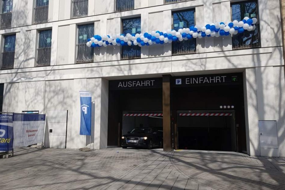 Die Einfahrt in die Tiefgarage befindet sich an der Cäcilienstraße 32.