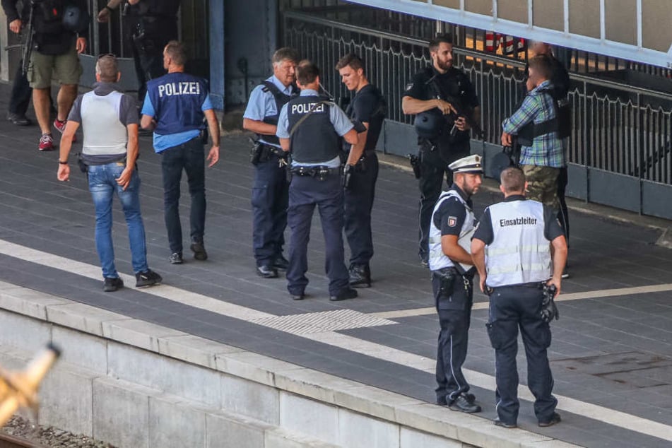 Polizei sichern nach der Tat den Bahnsteig in Flensburg.