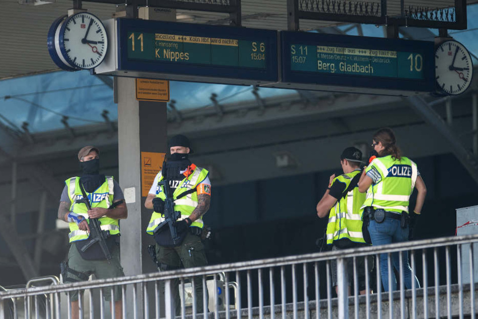 Polizisten stehen auf einem Bahnsteig des Hauptbahnhofs.