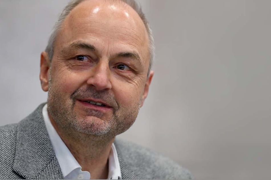 Dem 63-Jährigen wird vorgeworfen, vielfach in seiner Praxis und in seiner Wohnung mit Patientinnen Geschlechtsverkehr gehabt zu haben.