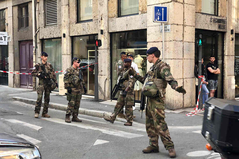 Soldaten der französischen Anti-Terror-Einheit "Vigipirate Mission" sperrte den Tatort ab.