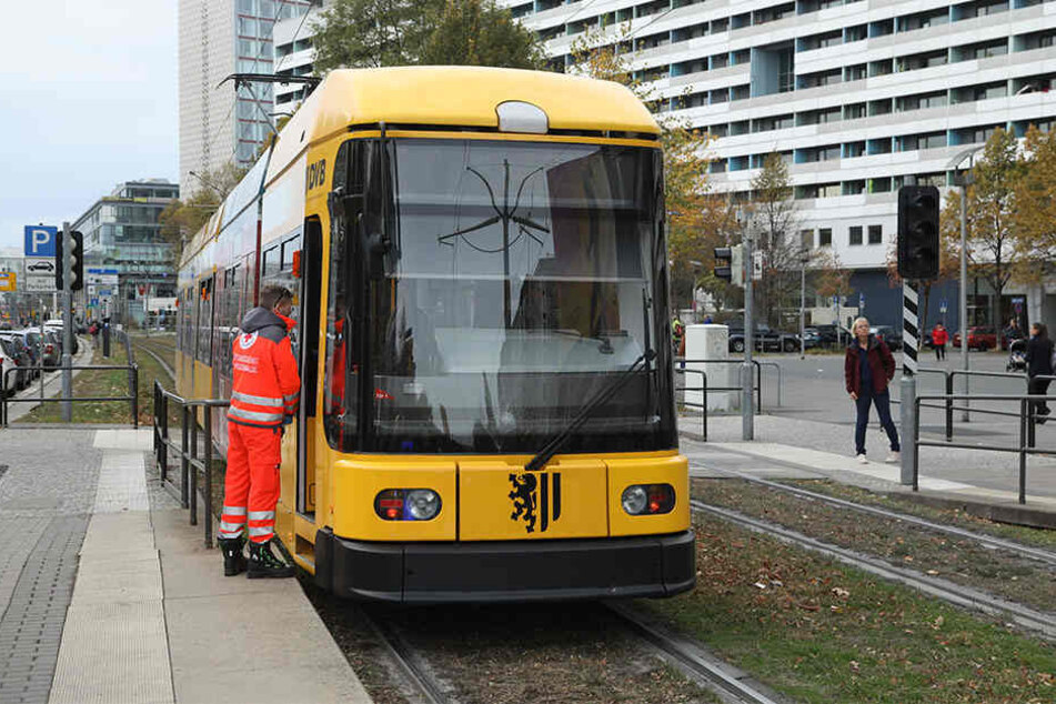 Die Straßenbahn prallte frontal mit der Fußgängerin zusammen.