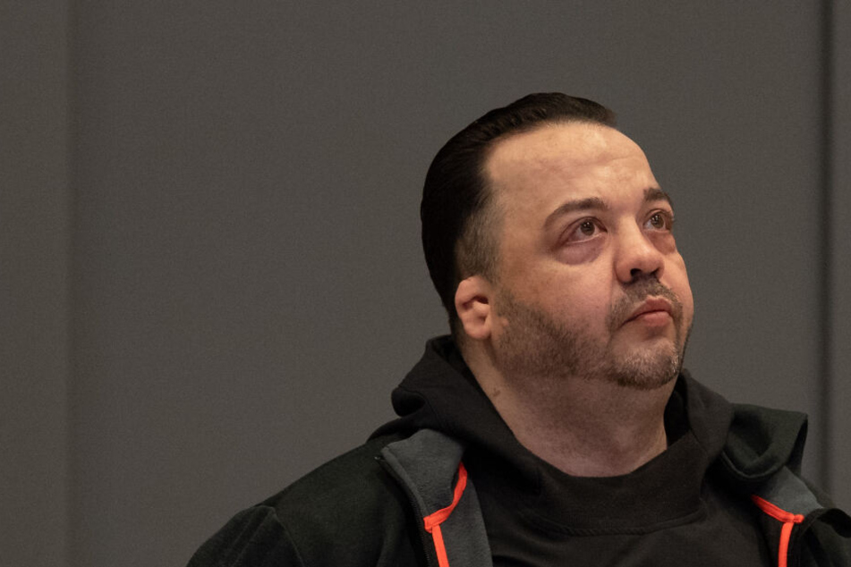 Niels Högel, angeklagt wegen Mordes an 100 Patienten, steht im Gerichtssaal.