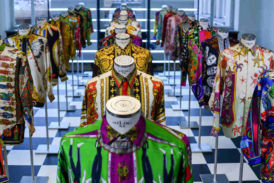 Blick in die farbenfrohe Werkschau "Gianni Versace Retrospective" in Berlin.
