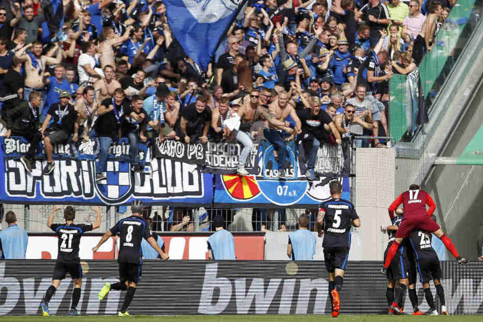 Torjubel der Fans nach dem 5:3 für Paderborn.