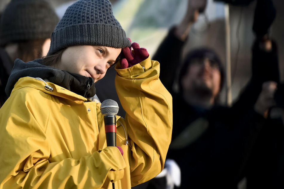 Greta Thunberg spricht vor Teilnehmern bei einem Klimamarsch in Turin.