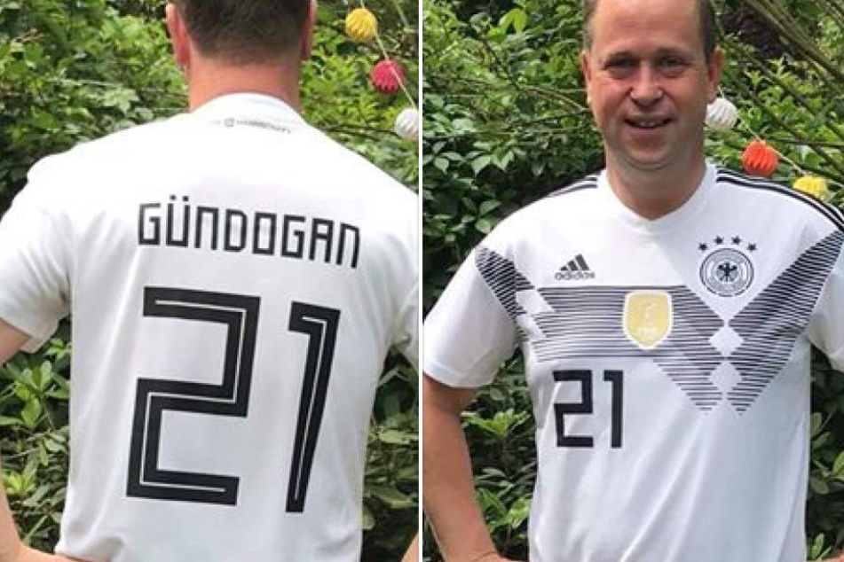 NRW-Integrationsminister Joachim Stamp mit dem Gündogan-Trikot.
