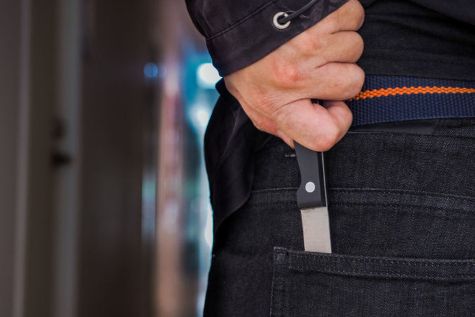 Der Junge zog während eines handfesten Streits das Messer. (Symbolbild)