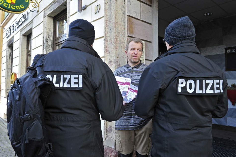 Wer hat den Sprengstoff-Anschlag beobachtet? Hier befragt die Polizei den
möglichen Zeugen André Arnold.