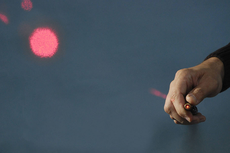 In der Mittelkonsole des Lkw fand die Polizei den Laserpointer. (Symbolbild)