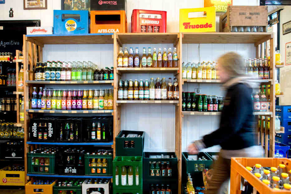 Als sie gerade den Getränkemarkt verschließen wollte, wurde die Angestellte ins Geschäft zurückgedrängt, ausgeraubt und ins Kühlhaus gesperrt. (Symbolbild)