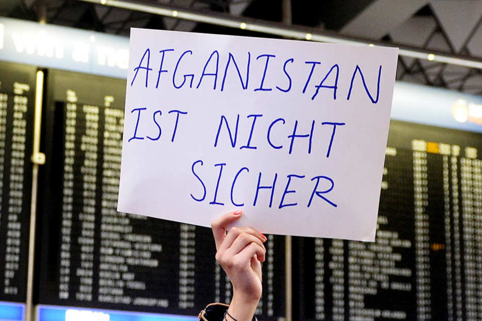 Rund 70 Jugendlichen in Offenbach droht die Abschiebung. (Symbolbild)