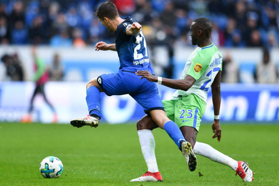 Hoffenheims Andrej Kramaric (l) und Wolfsburgs Josuha Guilavogui kämpfen um den Ball.