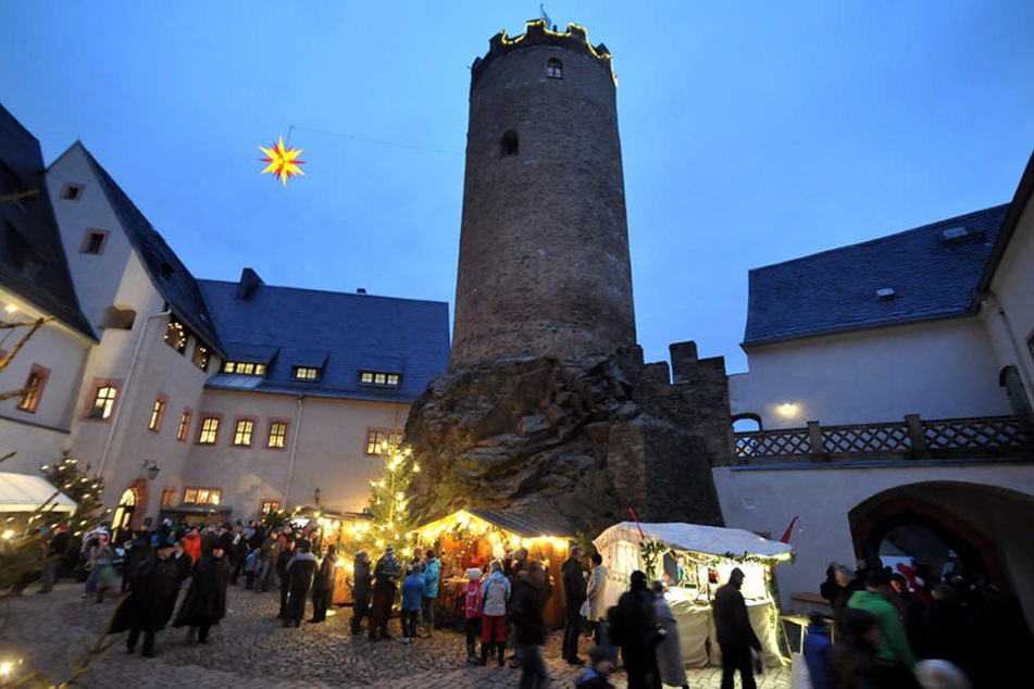 Traditioneller Weihnachtsmarkt in Scharfenstein mit Markttreiben im mittelalterlichen Burghof.
