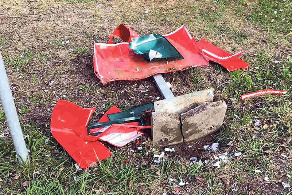 Das war mal ein PostModern-Briefkasten - bis ihn Vandalen in Reichenberg (Moritzburg) kaputt sprengten.