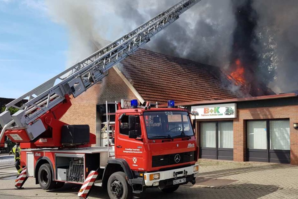 Die Firma ist bei dem Feuer komplett abgebrannt.