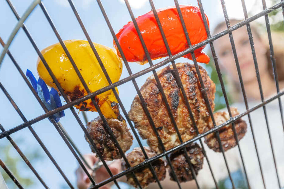 Mit einem sauberen Rost kann der Grillspaß losgehen. Ein Edelstahl-Rost lässt sich etwa über Nacht in Spüli-Wasser einweichen - danach kann man den Dreck leicht entfernen.