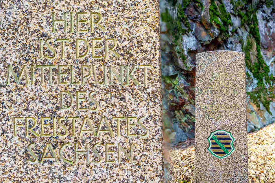 Eine Säule markiert den Geografischen Mittelpunkt Sachsens.