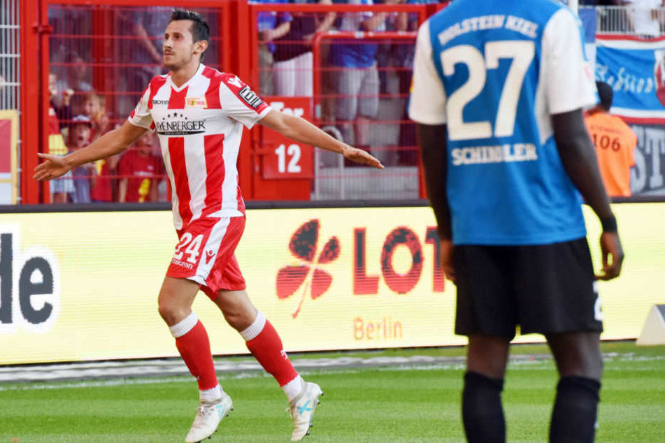 Steven Skrzybski bejubelt seinen Treffer gegen Holstein Kiel.