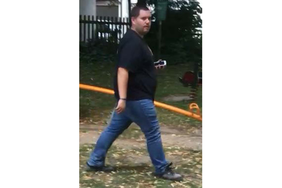 Die Polizei in Blomberg sucht nach diesem Mann. Ihm wird vorgeworfen, Kinder auf Spielplätzen angetatscht zu haben.