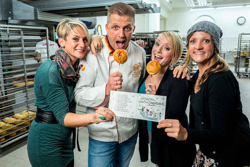 Nelly (35), Sabine (36) und Silvana (36, v,l,) schenken Bäcker René Krause
(40) als Dank für die Unterstützung die neue Weihnachts-CD. Das Cover hat Nelly
gemalt.