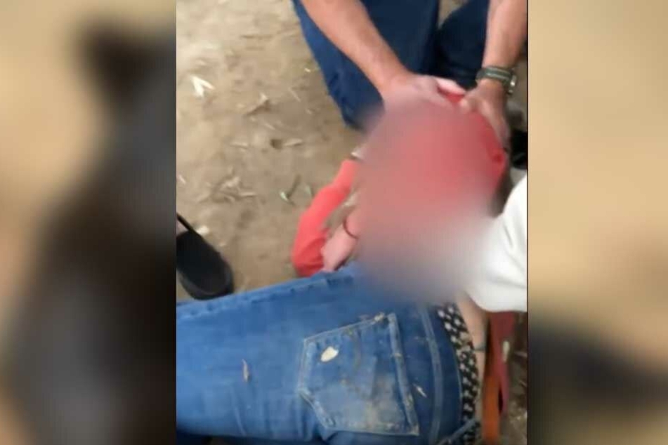 Die verletzte Frau wurde vor Ort versorgt und dann ins Krankenhaus gebracht.