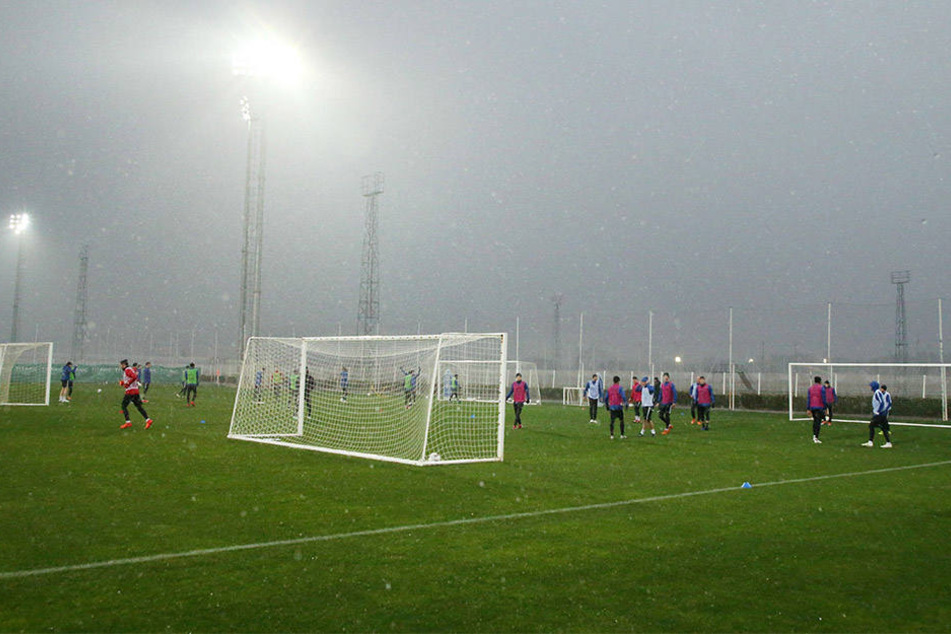 Da half auch das Flutlicht wenig: Der Regen verdunkelte das Trainingsgelände der Auer in Belek schlagartig.