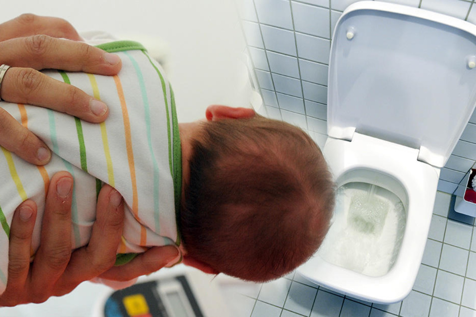 Mit dem Kopf zuerst wollte die 25-Jährige ihr Baby herunterspülen. (Symbolbild)