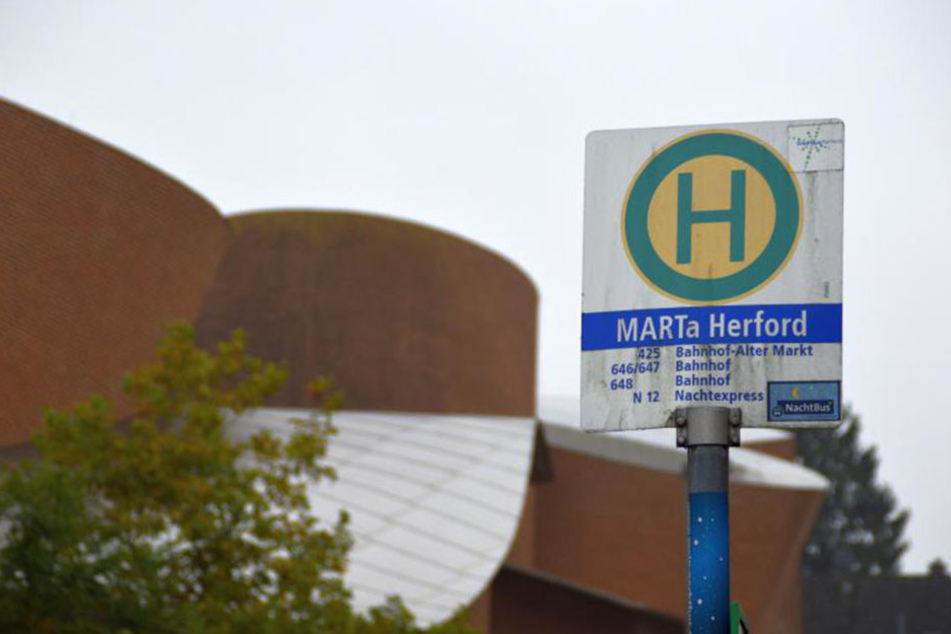 An der Bushaltestelle am Marta-Museum in Herford wurde ein 14-Jähriger einfach stehen gelassen.
