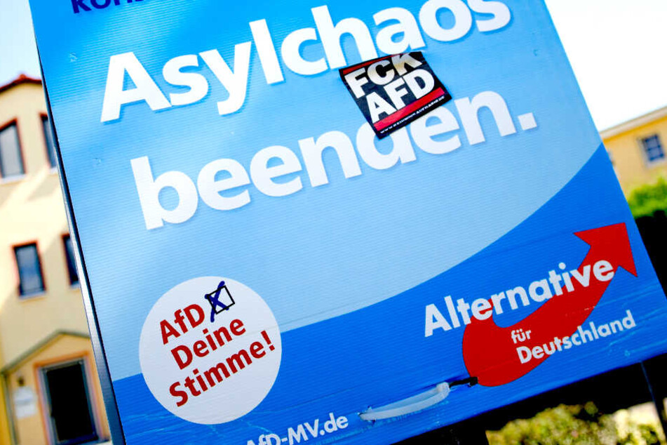 Es bestehe der Verdacht der Sachbeschädigung und versuchten gefährlichen Körperverletzung.