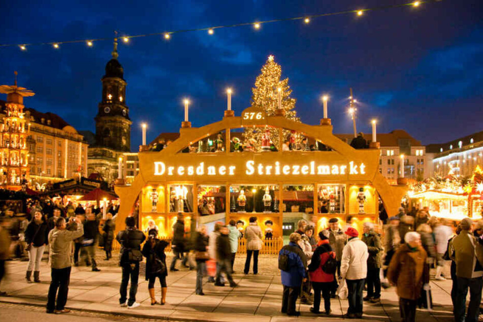 Der begehbare Schwibbogen bildet das Eingangstor zum Dresdner Striezelmarkt.