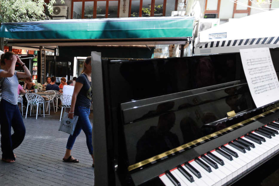 In einer Ilmenauer Fußgängerzone stand es am Freitag auf einmal da: ein Klavier. Und gespielt wurde auf dem Instrument ebenso. (Symbolbild)