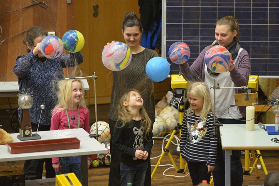 Vorlesung an der Kinder-Uni zum Thema Strom und Elektrizität.