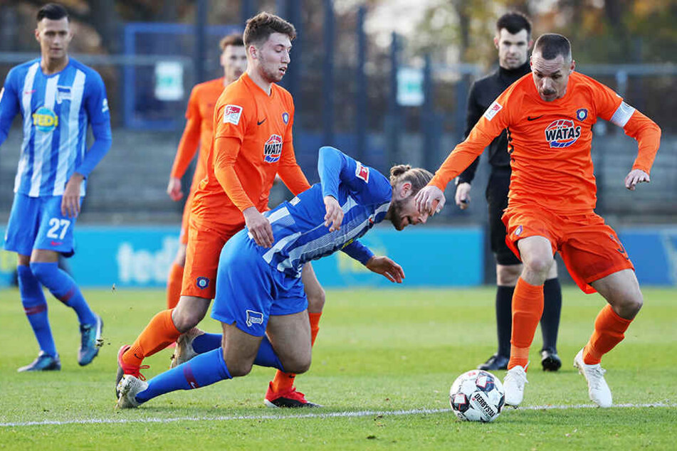 Oldie Christian Tiffert (r.) könnte 2019 zum ältesten Auer Zweitliga-Kicker aller Zeiten werden.