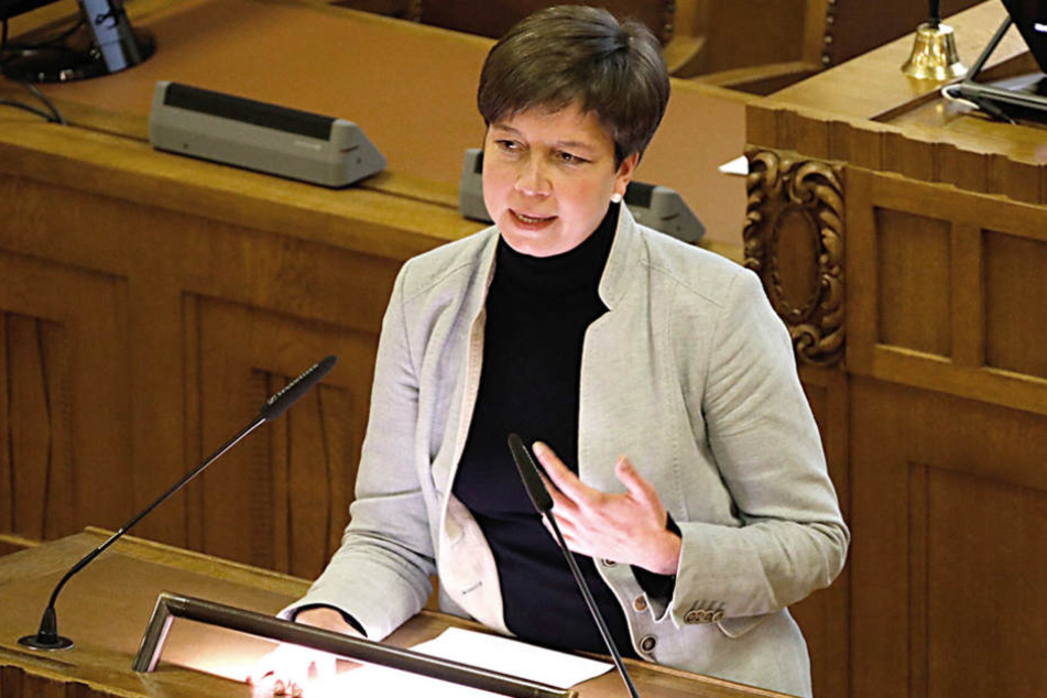 Erst das Stadion, dann eine Finanzspritze, dazu noch Erlass von Gebühren und Pacht: CDU-Stadträtin Almut
Patt (48) ist sauer.