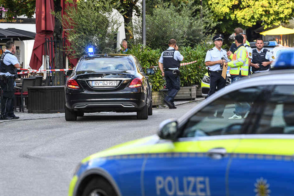 Polizisten stehen am abgesperrten Tatort auf dem Marienplatz.